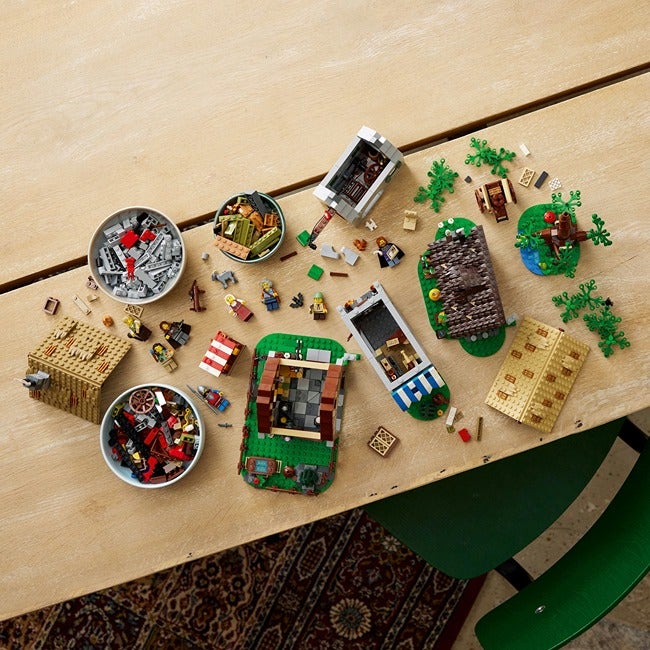 LEGO ICONS MEDIEVAL TOWN SQUARE