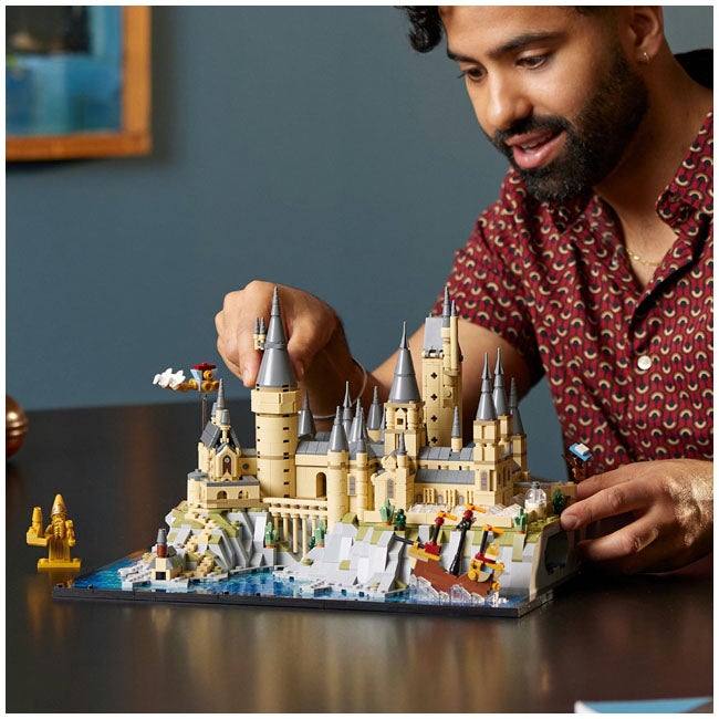 LEGO HARRY POTTER HOGWARTS CASTLE AND GROUNDS